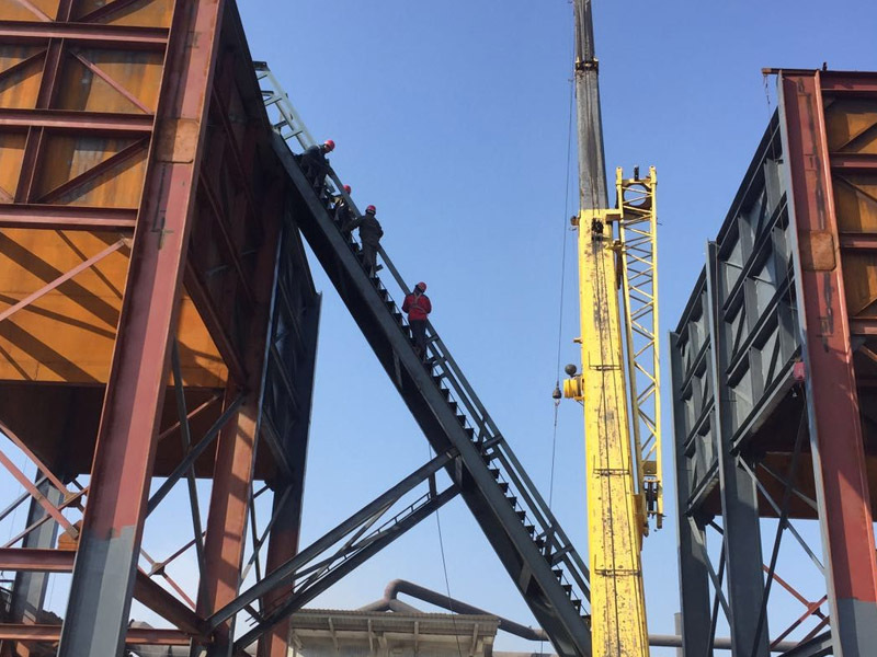 On-site Installation of a Large-Scale Conveyor System by Hebei Yilin Conveying Equipment Is Fully Underway, Injecting New Momentum into the Upgrade of Industrial Production Efficiency.