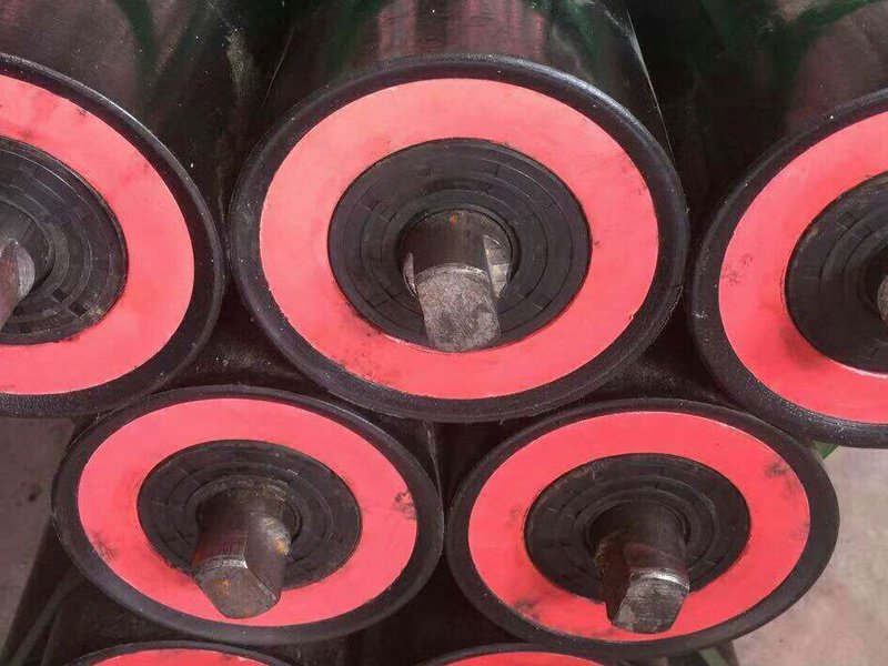 Idlers are critical components of belt conveyors, serving to support the conveyor belt and the conveyed material, reduce running resistance, maintain proper belt sag within specified limits, and ensure smooth operation. An idler consists of a roller body, bearings, seals, and other parts, and is classified according to application into troughed, parallel, self-aligning, and other types. It is widely used in mining, port operations, power plants, and other industries.