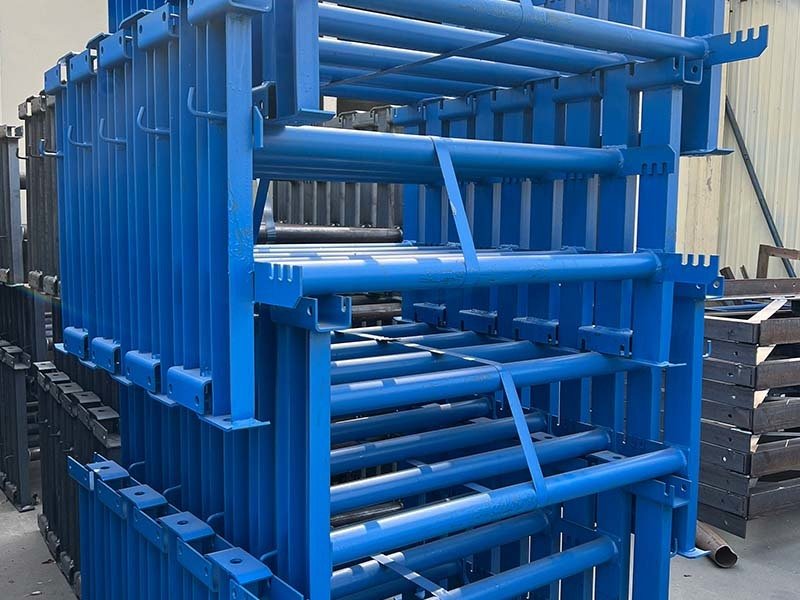 The idler bracket is a core component of the belt conveyor system, designed to support the idlers, prevent belt misalignment, and ensure stable operation of the conveying system.